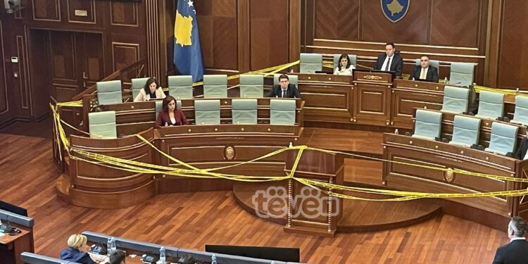 Abazi rrethon foltoren e Kuvendit gjatë fjalimit të Kusari-Lilës