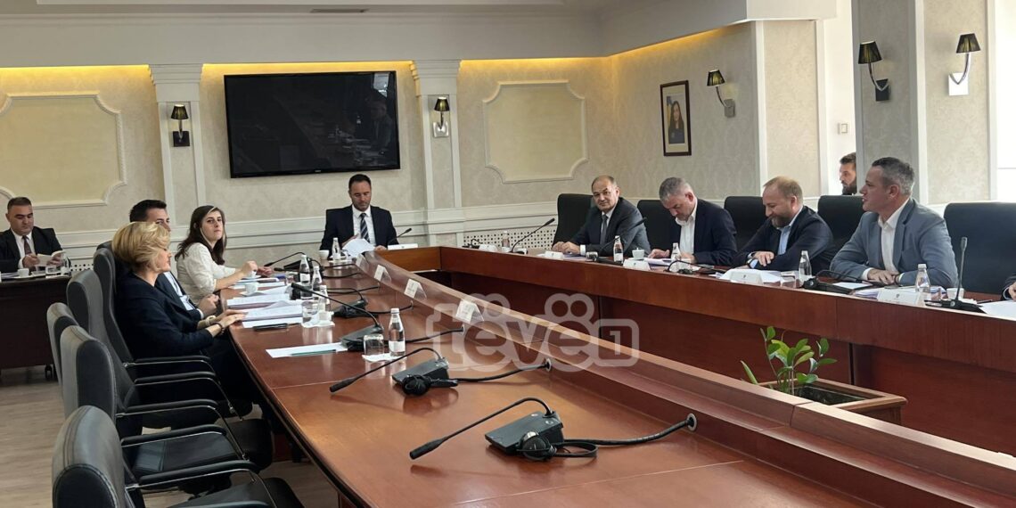 “Po çuditen edhe mediat që keni ardhë” – Pas tri javësh mungesë, mblidhet Kryesia e Kuvendit