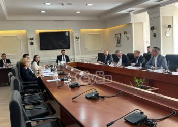 “Po çuditen edhe mediat që keni ardhë” – Pas tri javësh mungesë, mblidhet Kryesia e Kuvendit