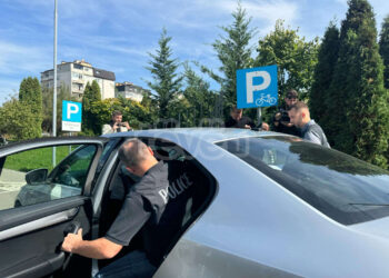 Zëvendëssekretari i Ministrisë së Mjedisit largohet nën shoqërimin e Policisë