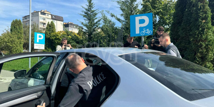 Zëvendëssekretari i Ministrisë së Mjedisit largohet nën shoqërimin e Policisë