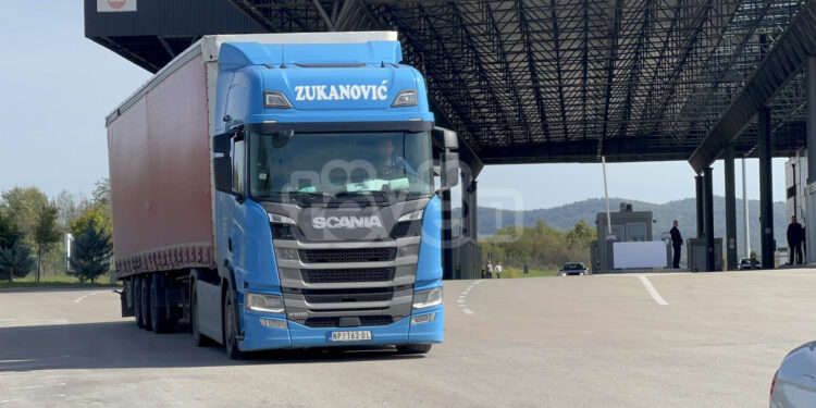 Hyn kamioni i parë me mallra serbe në Merdarë