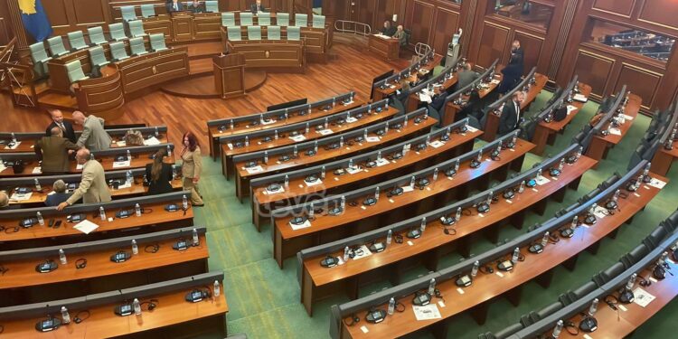 VV bojkoton seancën e jashtëzakonshme të thirrur nga PDK-ja për bisedat Kusari – Radojiçiq