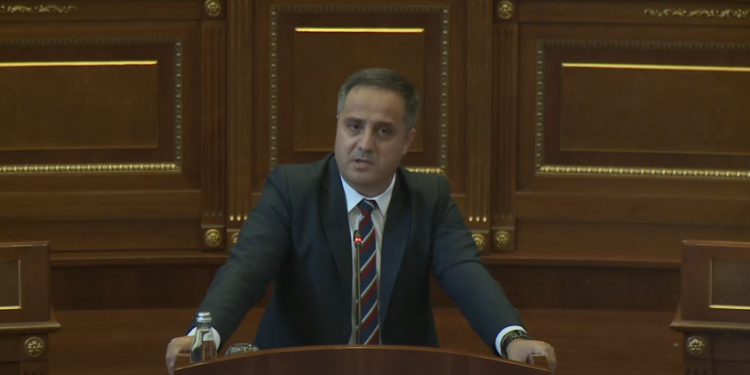 Selmanaj: Kurti po ju del në mbrojtje atyre që kanë abuzuar me paranë publike