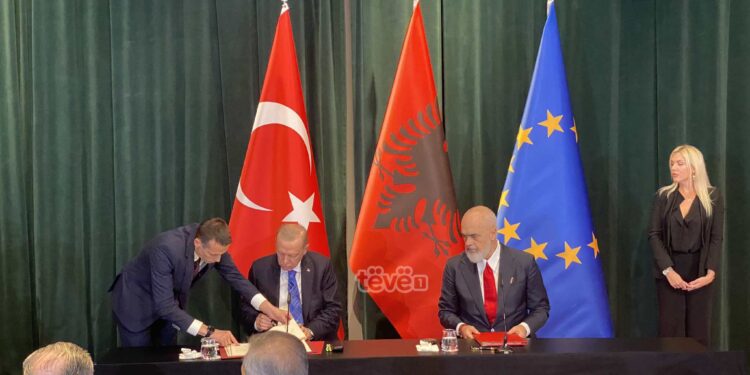 Nënshkruhen disa marrëveshje mes Turqisë dhe Shqipërisë