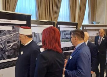 Në Prishtinë mbahet ekspozita “Bota kujton Srebrenicën”