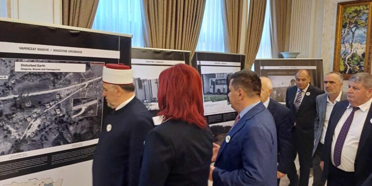 Në Prishtinë mbahet ekspozita “Bota kujton Srebrenicën”