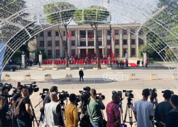 Erdogan mbërrin në Tiranë, niset drejt Presidencës