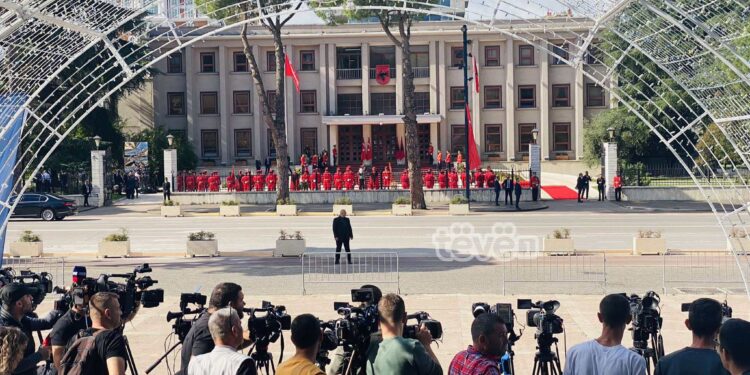 Erdogan mbërrin në Tiranë, niset drejt Presidencës