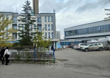 Një zyrtare e policisë dyshohet se është plagosur aksidentalisht nga kolegu i saj