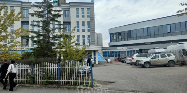 Një zyrtare e policisë dyshohet se është plagosur aksidentalisht nga kolegu i saj