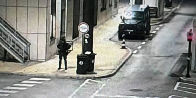 Policia: Një veturë e dyshuar e xhandarmërisë serbe ka shkelur vijën ndarëse të kufirit në Merdar