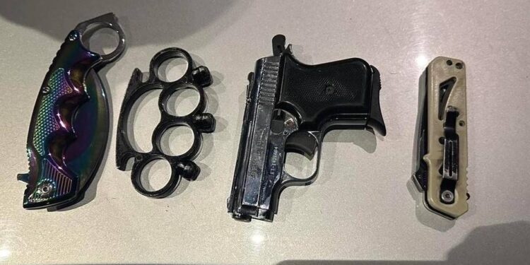 Policia gjen një armë zjarri, dy thika dhe një boks hekuri në autobusin me nxënës në Ferizaj