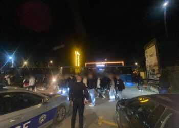 Çfarë armë gjeti policia gjatë kontrollit në një autobus që po udhëtonte me nxënës