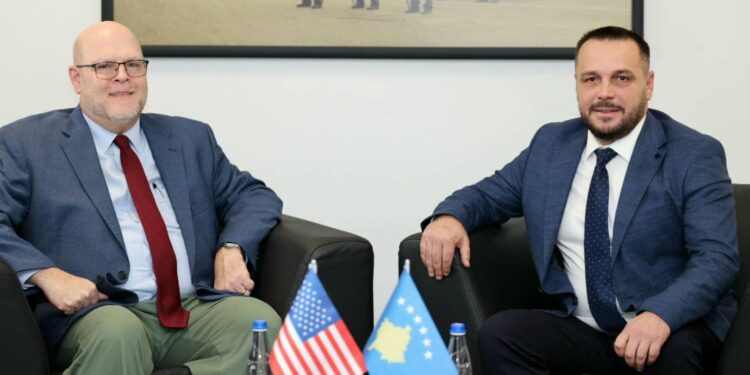 Maqedonci dhe Hovenier diskutojnë për bashkëpunimin në fushën e mbrojtjes