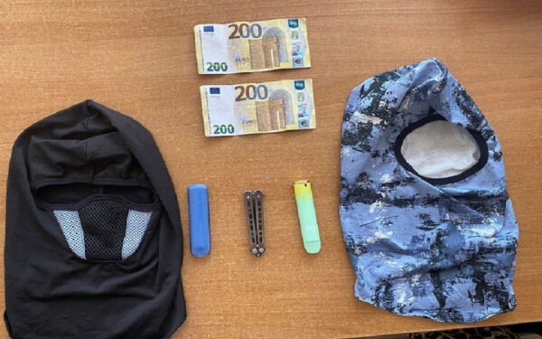 Policia gjen thikë e para të falsifikuara te nxënësit në Vushtrri