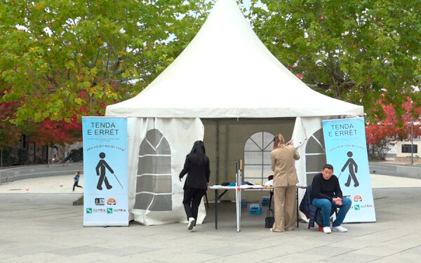 ​“Tenda e errët”, qytetarët përjetojnë emocionet se si ndihen personat e verbër