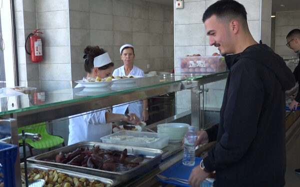 Kuzhinierët e Mensës në ndihmë të FSK-së: Çfarë ndodh me ushqimin e studentëve?