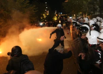 Dhjetë policë të lënduar në protestën e opozitës në Tiranë