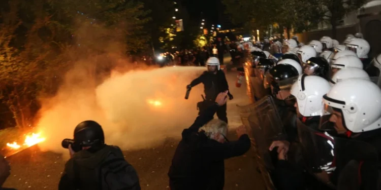 Dhjetë policë të lënduar në protestën e opozitës në Tiranë