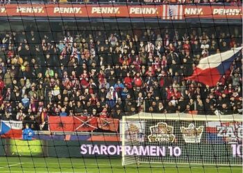 Skandaloze, tifozët çek ofendojnë Shqipërinë e Kosovën