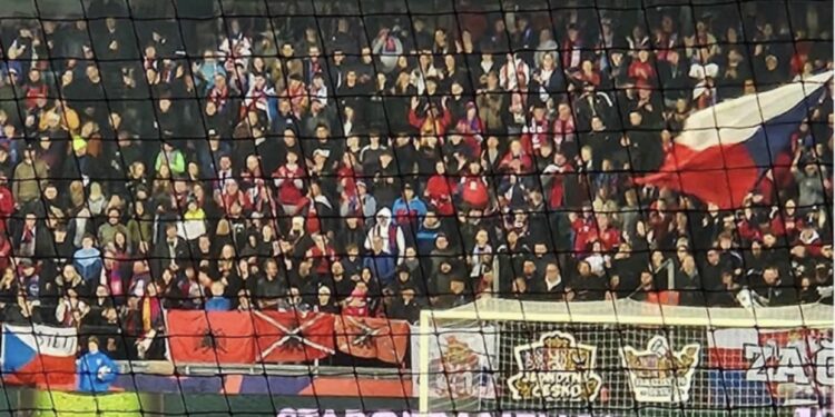 Skandaloze, tifozët çek ofendojnë Shqipërinë e Kosovën