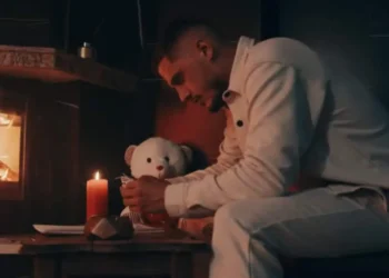 Përmes këngës, Bardhi bën të ditur emrin e vajzës dhe kuptimin e tij