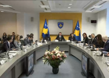 Qeveria miraton projektbuxhetin me premtimin për rritje pagash