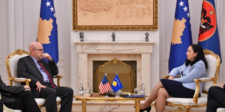 Osmani takohet me Hovenier, diskutojnë për zhvillimet e fundit në vend