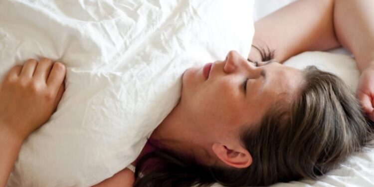 Përse duhet të flini në shpinë – përfitimet në shëndetin e lëkurës