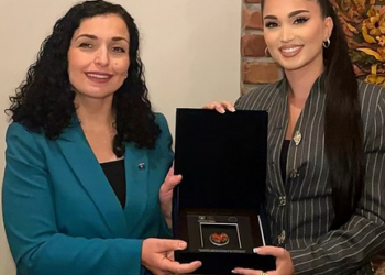 Osmani nderon me medalje këngëtaren Enisa Nikaj