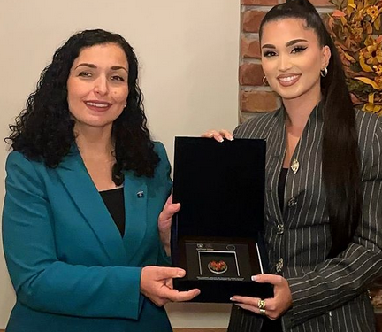 Osmani nderon me medalje këngëtaren Enisa Nikaj