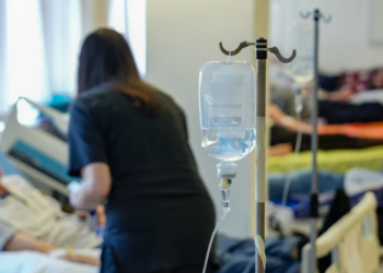 Mjekë e infermierë të demotivuar nga pagesa, mbingarkesa dhe fyerjet 