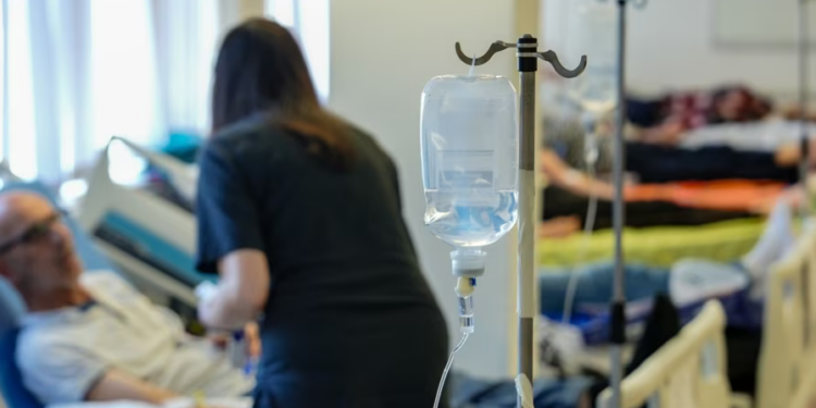 Mjekë e infermierë të demotivuar nga pagesa, mbingarkesa dhe fyerjet