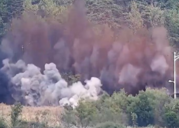 Koreja e Veriut hedh në erë pjesë të rrugëve në kufi me Jugun