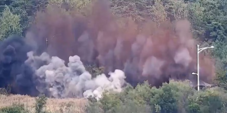 Koreja e Veriut hedh në erë pjesë të rrugëve në kufi me Jugun