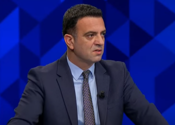 Ironizon Pozhari: Suksesi i takimit, fotografia e përbashkët për ta arsyetuar rrogën e Lajçakut