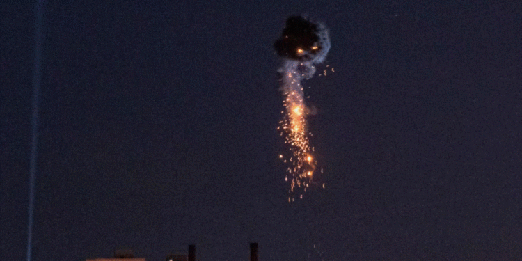 Droni rus godet një ndërtesë banimi në Kiev