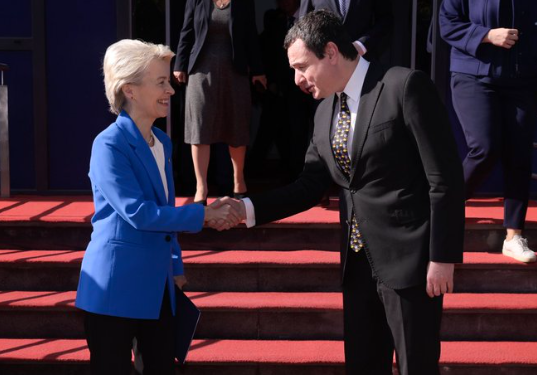Von Der Leyen-Kurtit: Të vazhdojmë të punojmë së bashku hap pas hapi për të ardhmen evropiane të Kosovës