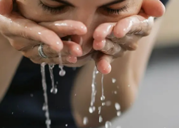 Keni provuar të laheni me ujë të kripur? Pesë avantazhet e këtij trajtimi dhe masat paraprake