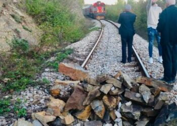 Hidhen gurë mbi trasenë hekurudhore në linjën Prishtinë-Pejë