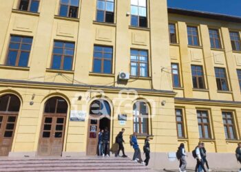 18- vjeçarja e përjashtuar për shkak të mbulesës as këtë të hënë nuk është kthyer në shkollë