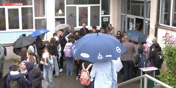 Shtohet siguria në “Ismail Qemail” në Prishtinë, prindërit mund të hyjnë brenda vetëm gjatë konsultimeve