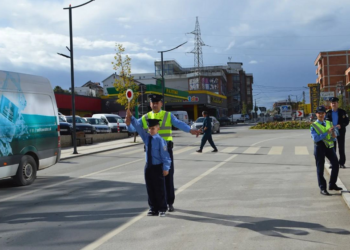 Policia dhe nxënësit e një shkolle në Malishevë me aktivitet sensibilizues për sigurinë në trafik