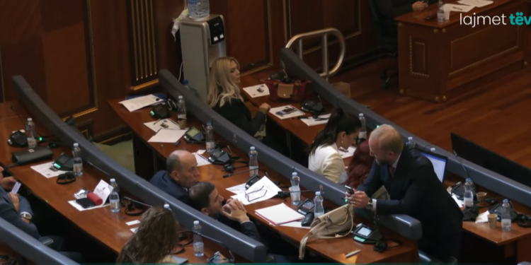 Mospjesëmarrja e pozitës në seanca të Kuvendit shihet si papërgjegjësi totale