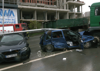 Detaje nga aksidenti zingjiror në Veternik, ku u përfshinë një kamion dhe 11 automjete