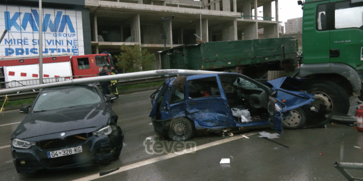 Detaje nga aksidenti zingjiror në Veternik, ku u përfshinë një kamion dhe 11 automjete
