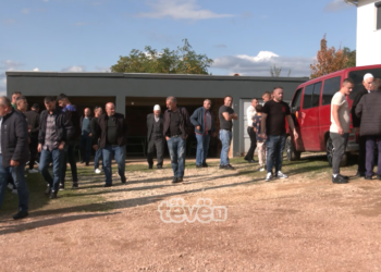 Familjarët nën emocione të përziera i rivarrosin dy martirë të Shtuticës