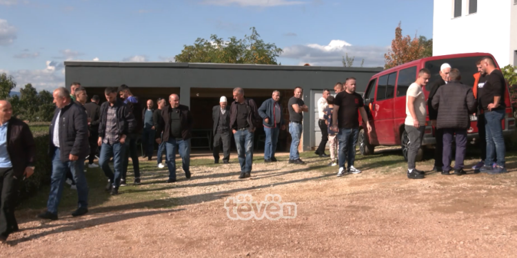 Familjarët nën emocione të përziera i rivarrosin dy martirë të Shtuticës