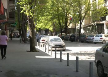 Serbia me listë të re për punonjësit serbë të Kosovës, ndalohen pesë nga Zubin Potoku